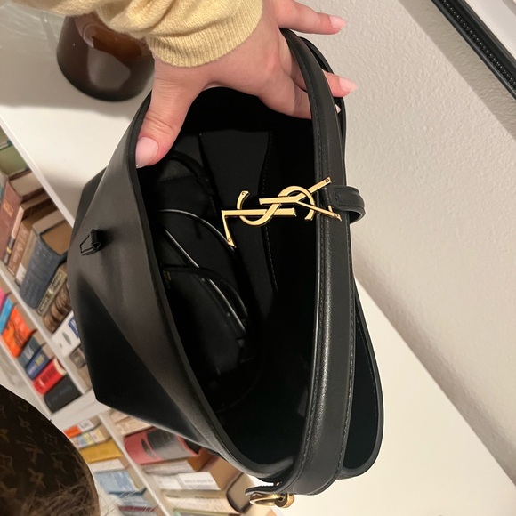 FAUX Saint Laurent Black and Gold Shoulder Bag - Picture 5 of 6